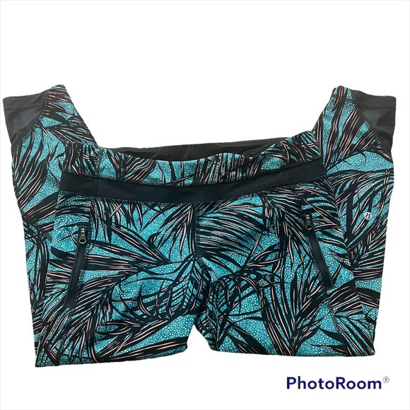 lululemon athletica Pants - Lululemon tropical print capri in size 12